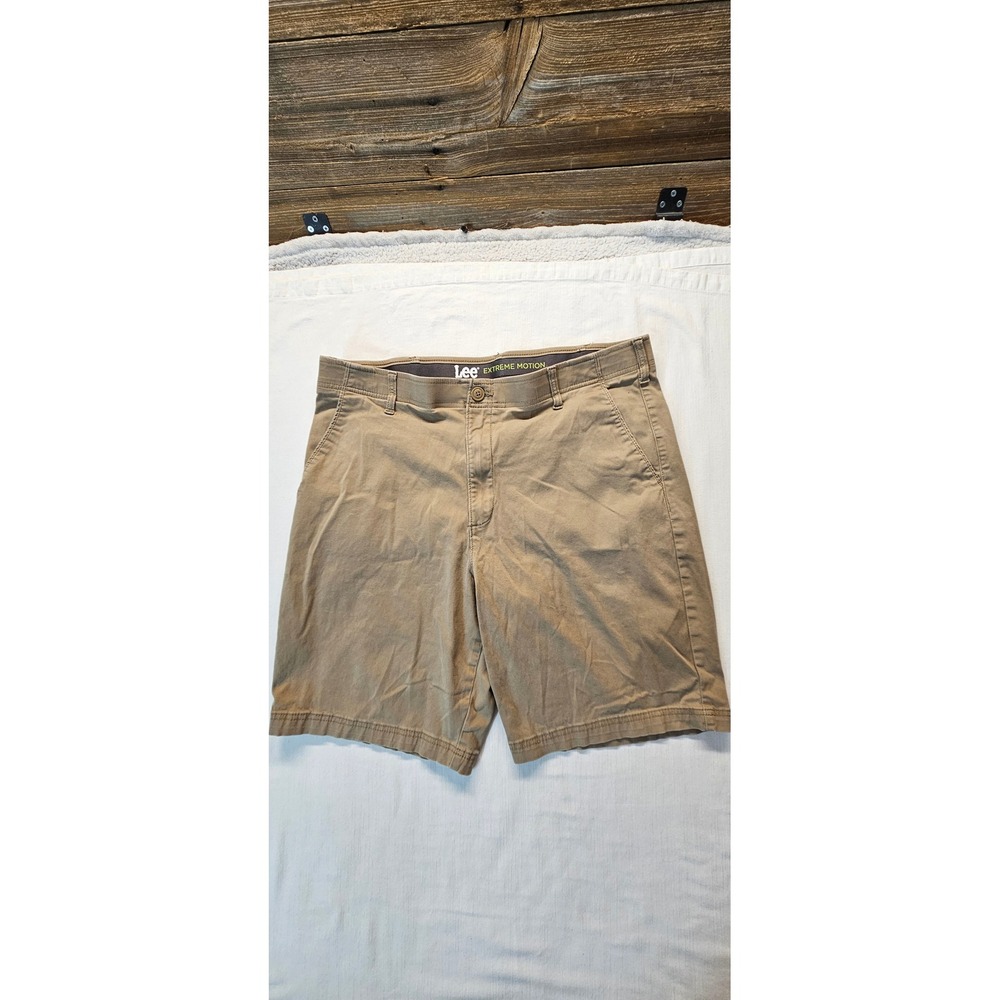 Lee Extreme Motion Mens Khaki Shorts Tan Chino Flat Front Stretch Size 38